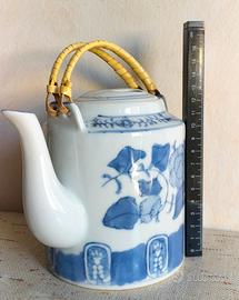 teiera in porcellana blu e bianca