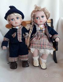 Coppia di bambole su panchina 