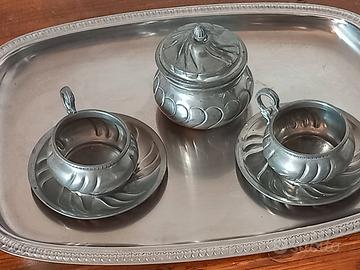 Zuccheriera e tazzine con piattino in peltro