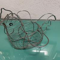 Gallina porta uova in metallo