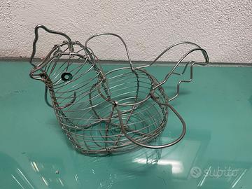 Gallina porta uova in metallo