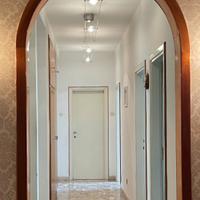 Lampadario per corridoio a due cavi con faretti