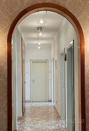 Lampadario per corridoio a due cavi con faretti