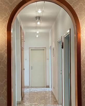 Lampadario per corridoio a due cavi con faretti