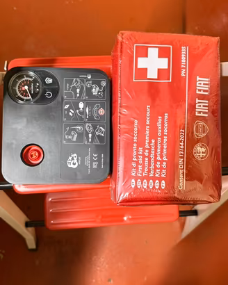 Compressore auto kit pronto soccorso + gilet