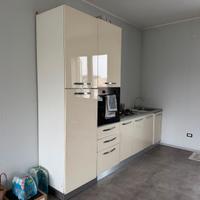 Cucina completa color panna con elettrodomestici