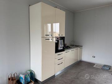 Cucina completa color panna con elettrodomestici