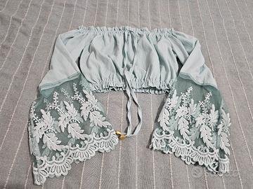 Top crop celeste con pizzo  e maniche a campana