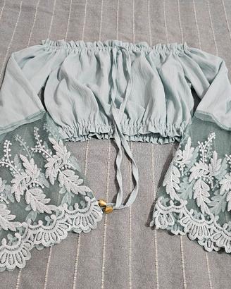 Top crop celeste con pizzo  e maniche a campana