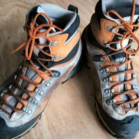 Scarponi da alpinismo Scarpa, modello Triolet