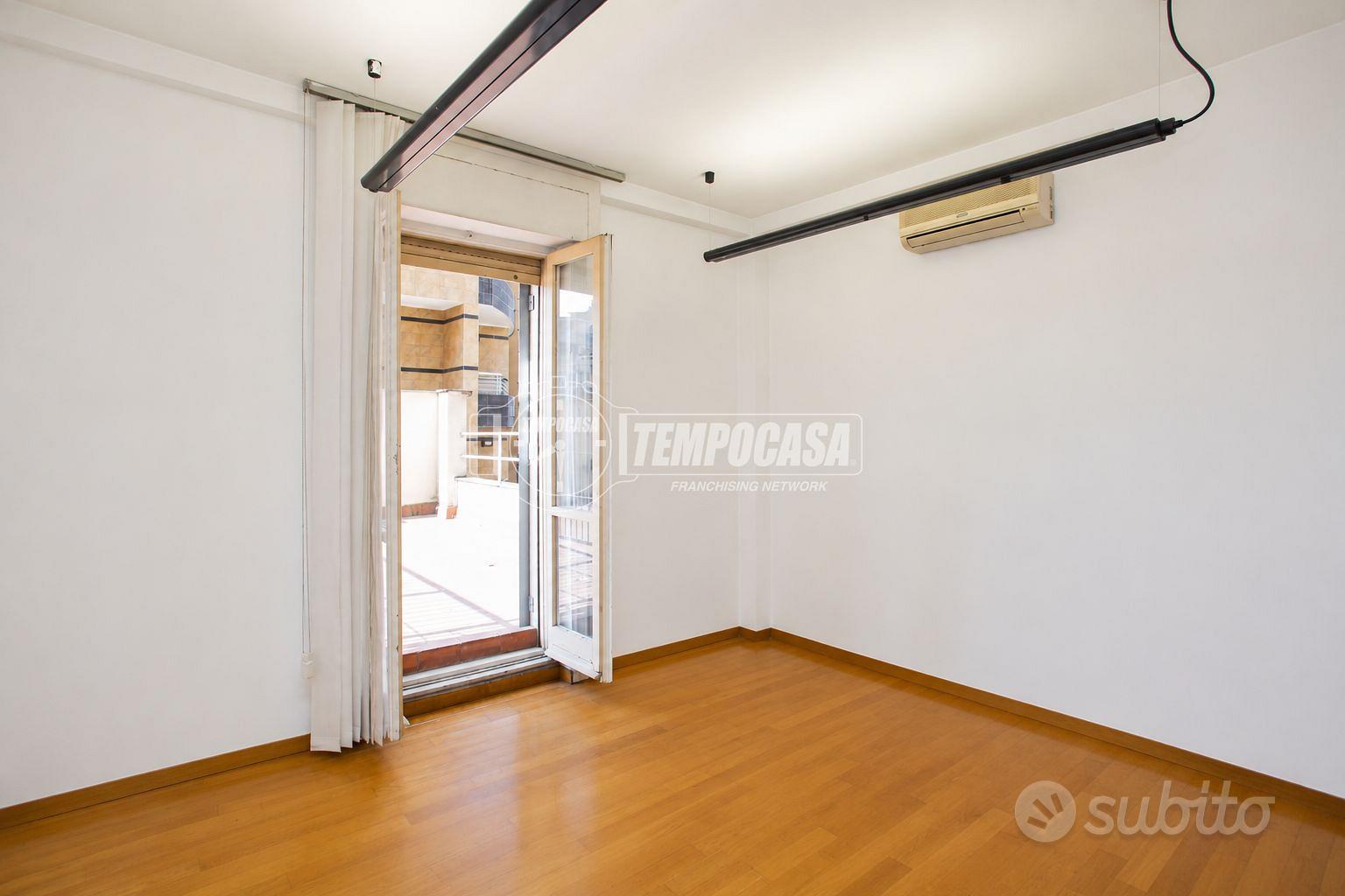 UFFICIO PLURILOCALE CON GRANDE TERRAZZO ADIACENZE - Vista 2