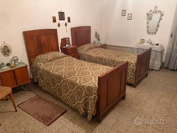 Coppia di letti singoli vintage