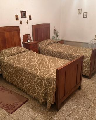 Coppia di letti singoli vintage