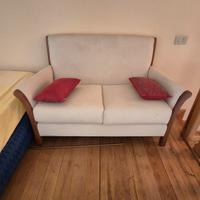 Divano 2 posti in tessuto con struttura in legno