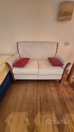 Divano 2 posti in tessuto con struttura in legno