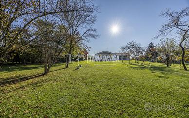 SPLENDIDA VILLA SINGOLA IMMERSA NEL VERDE