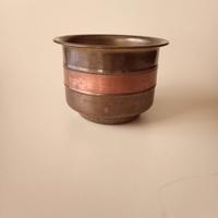 Porta vaso in metallo brunito per giardino interno