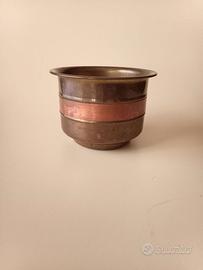 Porta vaso in metallo brunito per giardino interno