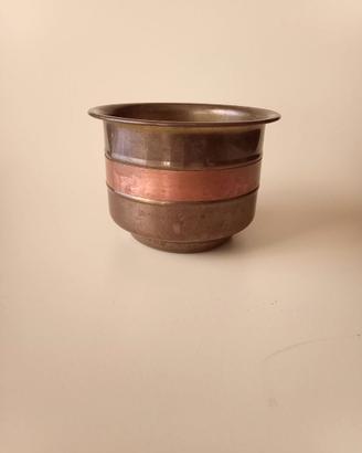 Porta vaso in metallo brunito per giardino interno