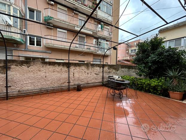 Zona scala greca-appartamento in villa con giardin