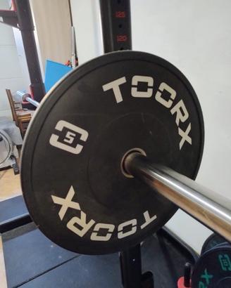 Bilanciere, bumper e materiale per home gym