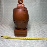 Uomo in botte in legno