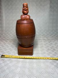 Uomo in botte in legno