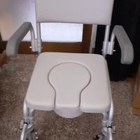 Sedia a rotelle, provvista di secchio estraibile.