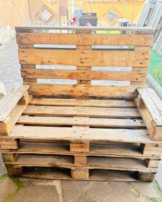 Divanetto in pallet fatto a mano