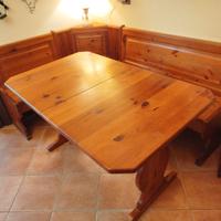 Tavolo con panche contenitori in legno abete