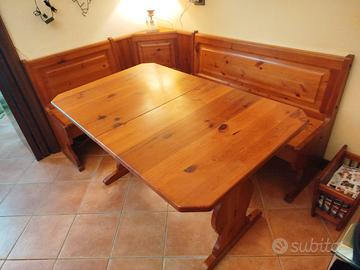 Tavolo con panche contenitori in legno abete