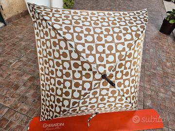 particolare ombrello quadrato di Gherardini nuovo 