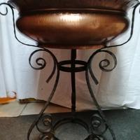 Portavaso in rame con supporto in ferro battuto