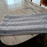 Copriletto bianco e glicine