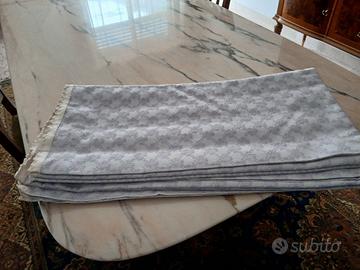 Copriletto bianco e glicine