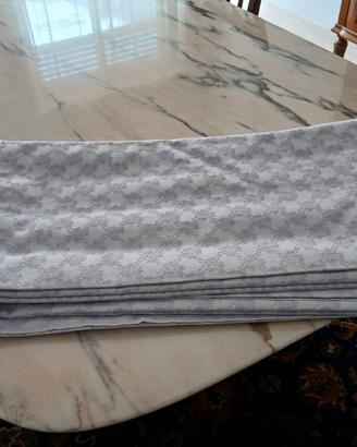 Copriletto bianco e glicine