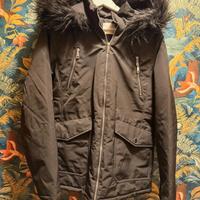 Piumino nero con cappuccio