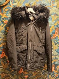 Piumino nero con cappuccio