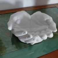 mani in cemento bianco