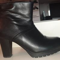 Scarpe nere con tacco numero 38  quasi nuove