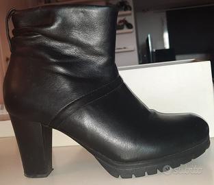 Scarpe nere con tacco numero 38  quasi nuove