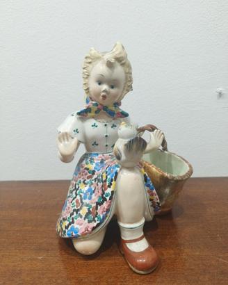Contadina con cesto e passerotto