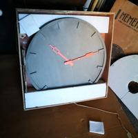 Design Grande orologio da parete, in cemento.