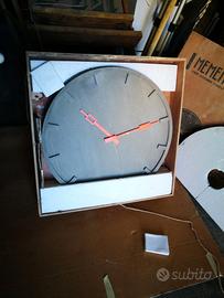 Design Grande orologio da parete, in cemento.