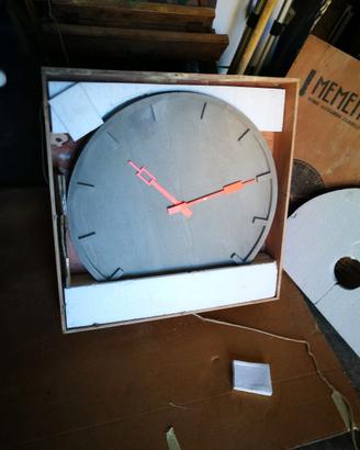 Design Grande orologio da parete, in cemento.