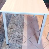 Tavolo e sedie color ciliegio