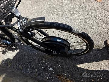 Bicicletta con ruota elettrica