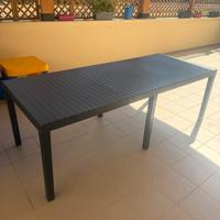 Tavolo da giardino in resina
