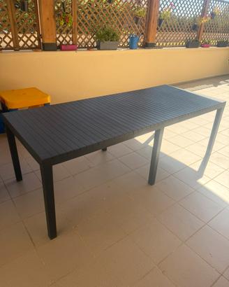 Tavolo da giardino in resina