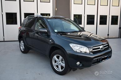 SUV  Toyota RAV 4 Luxury 4 ruote motrici.